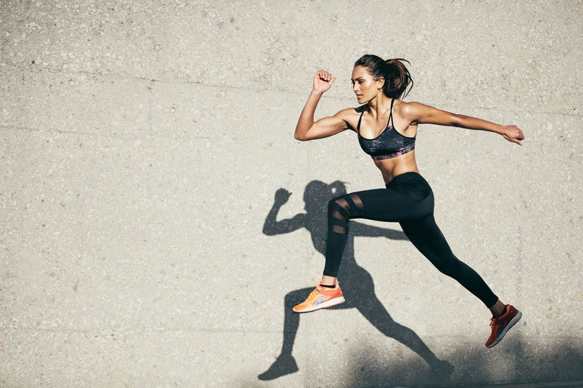 salto correr zancada istock 853930556 salto correr zancada istock 853930556