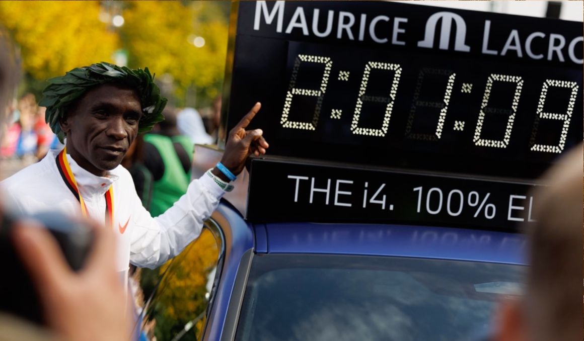 Eliud Kipchoge después de batir el récord del mundo de maratón en Berlín. NN RUNNING TEAM. Eliud Kipchoge después de batir el récord del mundo de maratón en Berlín. NN RUNNING TEAM.